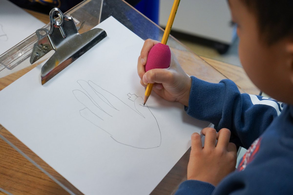 ccsdschools's tweet image. This Thanksgiving, WG students created decorated placemats to bring joy to @_MealsOnWheels recipients on Thursday. They are learning  the power of giving while continuing a tradition their #ClarkstownCSD teacher K. Zebrowski began as a child. #ClarkstownCommitment #Empathetic