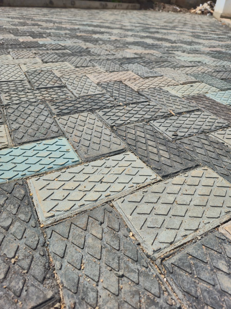kegamor's tweet image. Pavement bricks
📌Made purely from recycled plastic.
📌5x stronger than concrete bricks.
📌Made in Kenya.