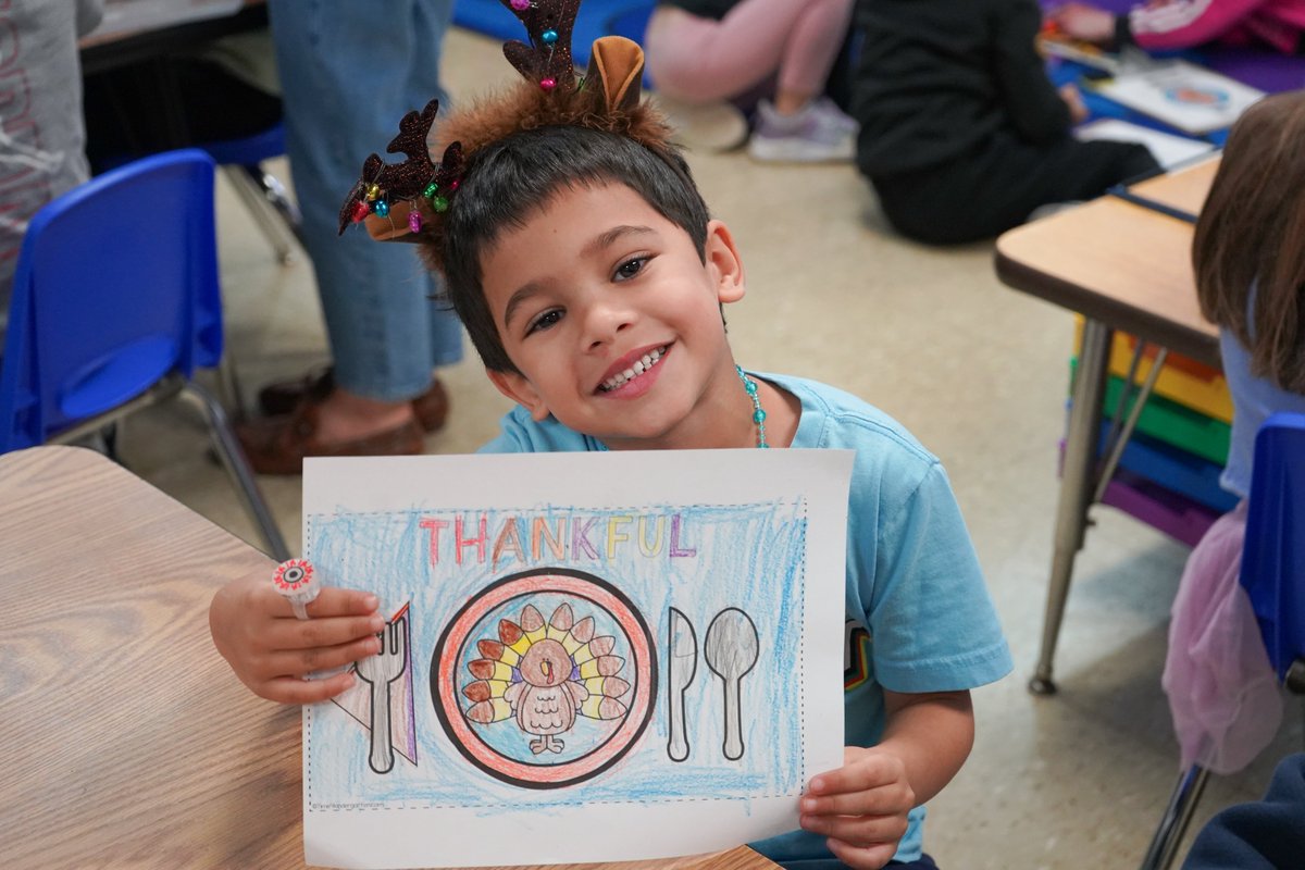 ccsdschools's tweet image. This Thanksgiving, WG students created decorated placemats to bring joy to @_MealsOnWheels recipients on Thursday. They are learning  the power of giving while continuing a tradition their #ClarkstownCSD teacher K. Zebrowski began as a child. #ClarkstownCommitment #Empathetic
