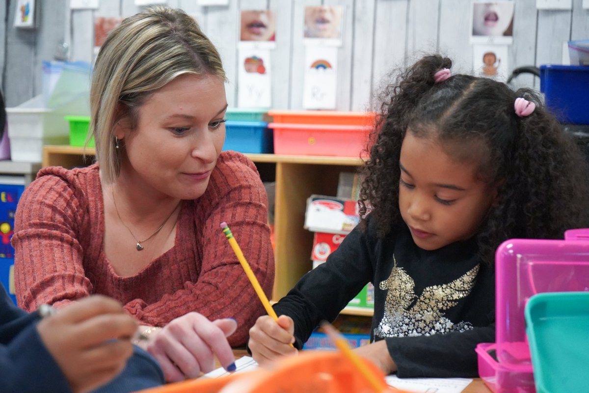ccsdschools's tweet image. This Thanksgiving, WG students created decorated placemats to bring joy to @_MealsOnWheels recipients on Thursday. They are learning  the power of giving while continuing a tradition their #ClarkstownCSD teacher K. Zebrowski began as a child. #ClarkstownCommitment #Empathetic