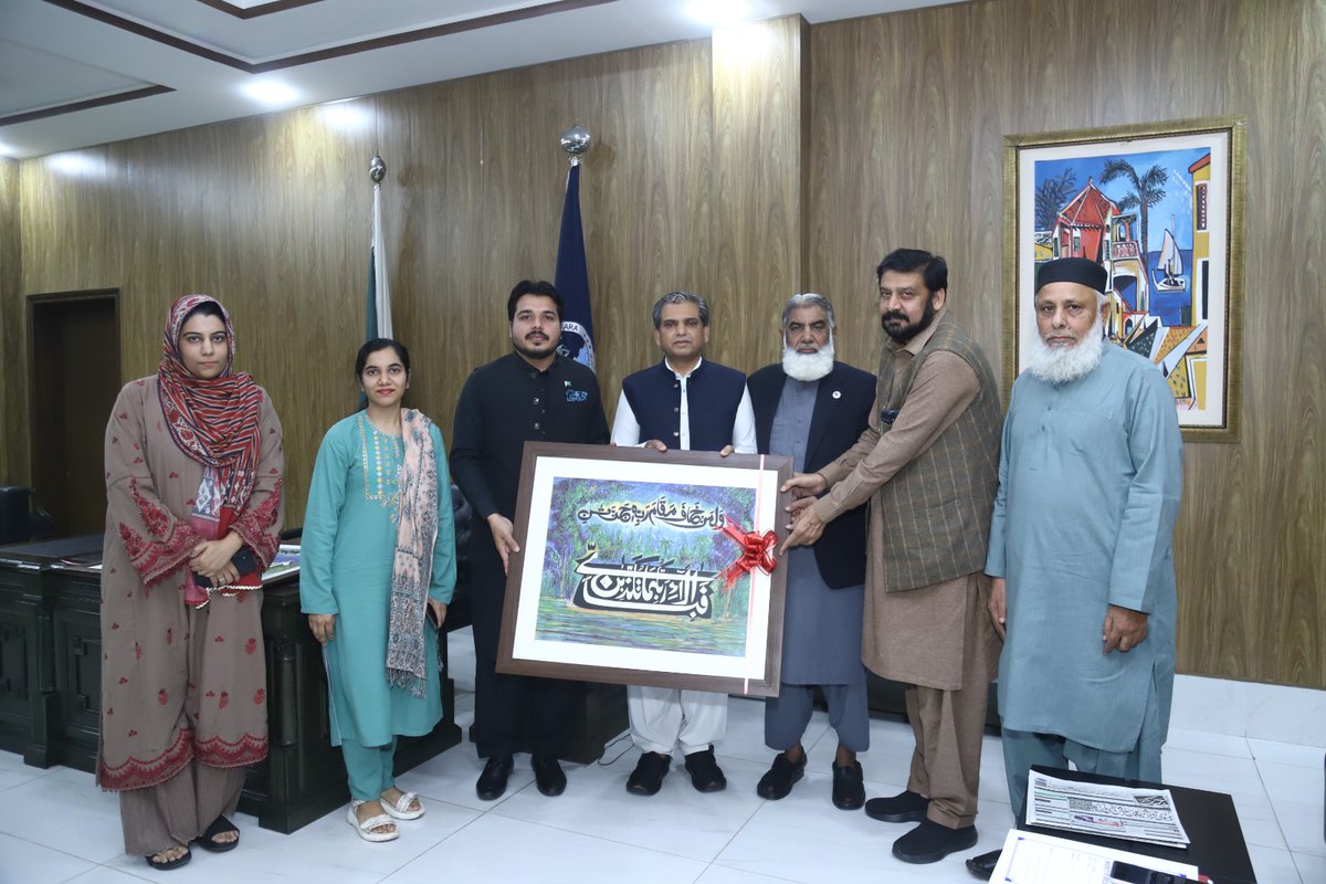 Sadequain_Naqvi's tweet image. An honour to present the Sadequain Souvenir to the respected Vice Chancellor &amp;amp; faculty of Fine Arts, University of Okara.
Preserving heritage, inspiring the youth.

#SadequainFoundation #ArtLegacy #YouthInspiration