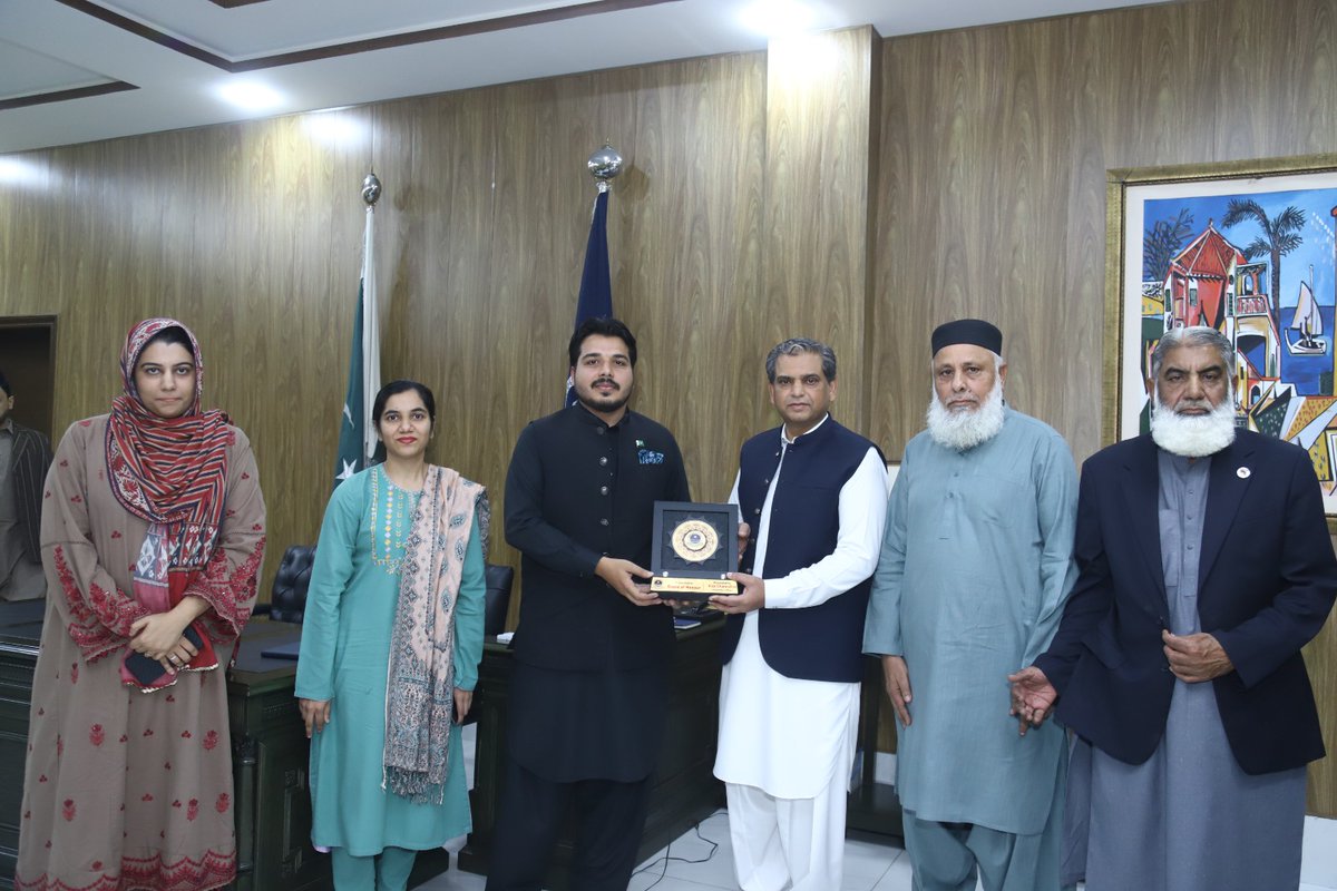 Sadequain_Naqvi's tweet image. An honour to present the Sadequain Souvenir to the respected Vice Chancellor &amp;amp; faculty of Fine Arts, University of Okara.
Preserving heritage, inspiring the youth.

#SadequainFoundation #ArtLegacy #YouthInspiration