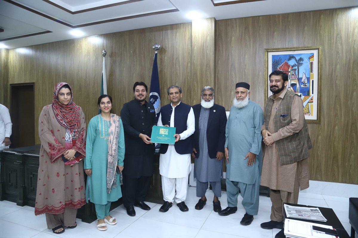 Sadequain_Naqvi's tweet image. An honour to present the Sadequain Souvenir to the respected Vice Chancellor &amp;amp; faculty of Fine Arts, University of Okara.
Preserving heritage, inspiring the youth.

#SadequainFoundation #ArtLegacy #YouthInspiration