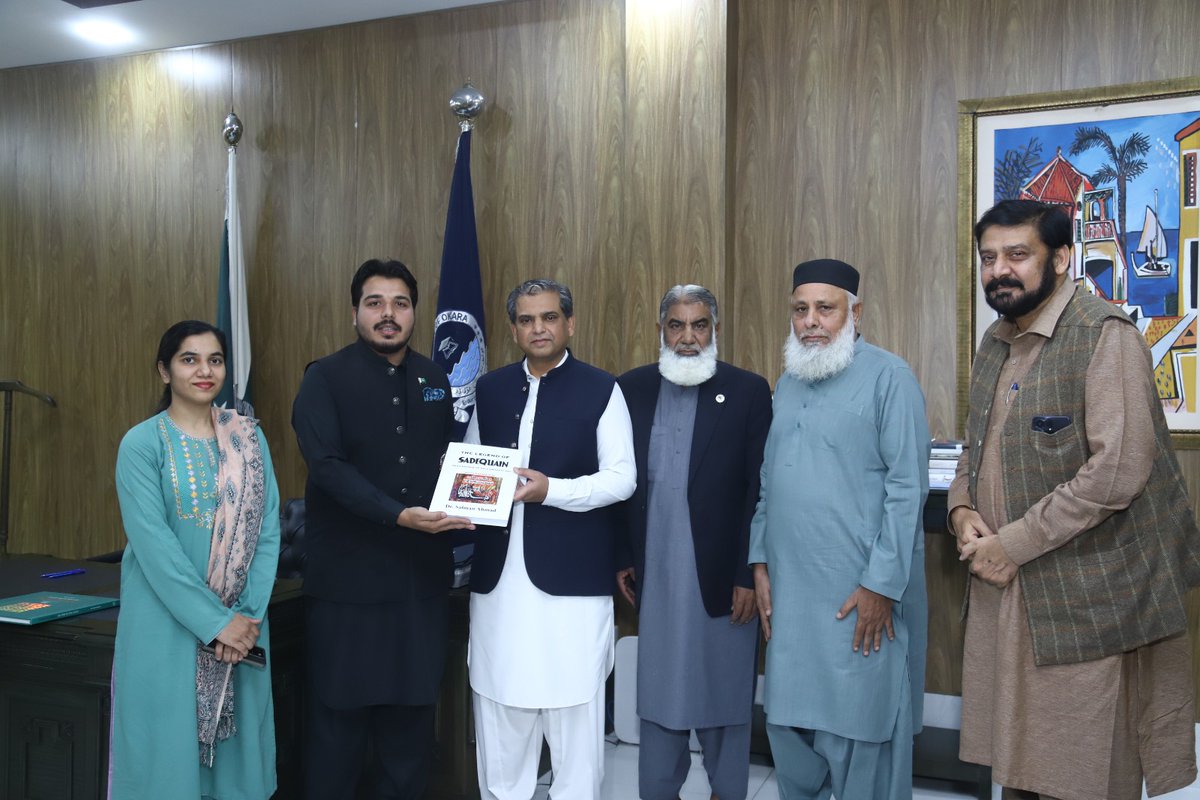 Sadequain_Naqvi's tweet image. An honour to present the Sadequain Souvenir to the respected Vice Chancellor &amp;amp; faculty of Fine Arts, University of Okara.
Preserving heritage, inspiring the youth.

#SadequainFoundation #ArtLegacy #YouthInspiration