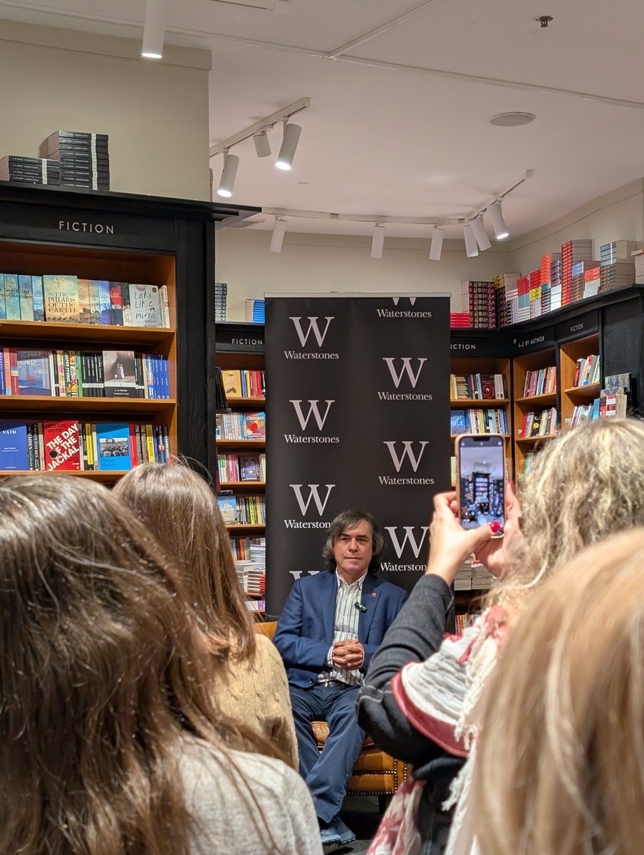 yiihya's tweet image. Got to meet my favorite contemporary writer today