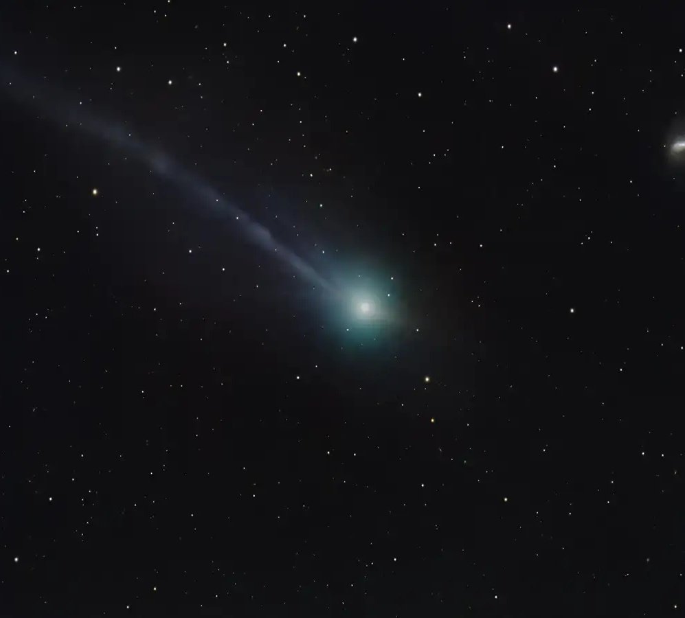 forallcurious's tweet image. Interstellar object 3I/ATLAS as captured by:

Amateur astronomer                   $70 billion space-agency