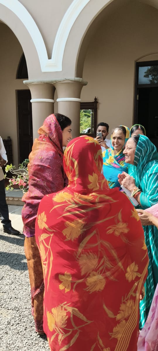 Rivaba4BJP's tweet image. મહીસાગર જિલ્લાનાં પ્રવાસ દરમિયાન સંતરામપુર સ્થિત શ્રી જોરાવર વિલાસ પેલેસ ખાતે મહારાજા શ્રી પરંજ્યાદિત્યસિંહજી પરમાર સાહેબ-સંતરામપુર અને મહારાણી બા સાહેબશ્રી સાથે શુભેચ્છા મુલાકાત કરીને આર્શીવાદ સહ માર્ગદર્શન પ્રાપ્ત કર્યું.