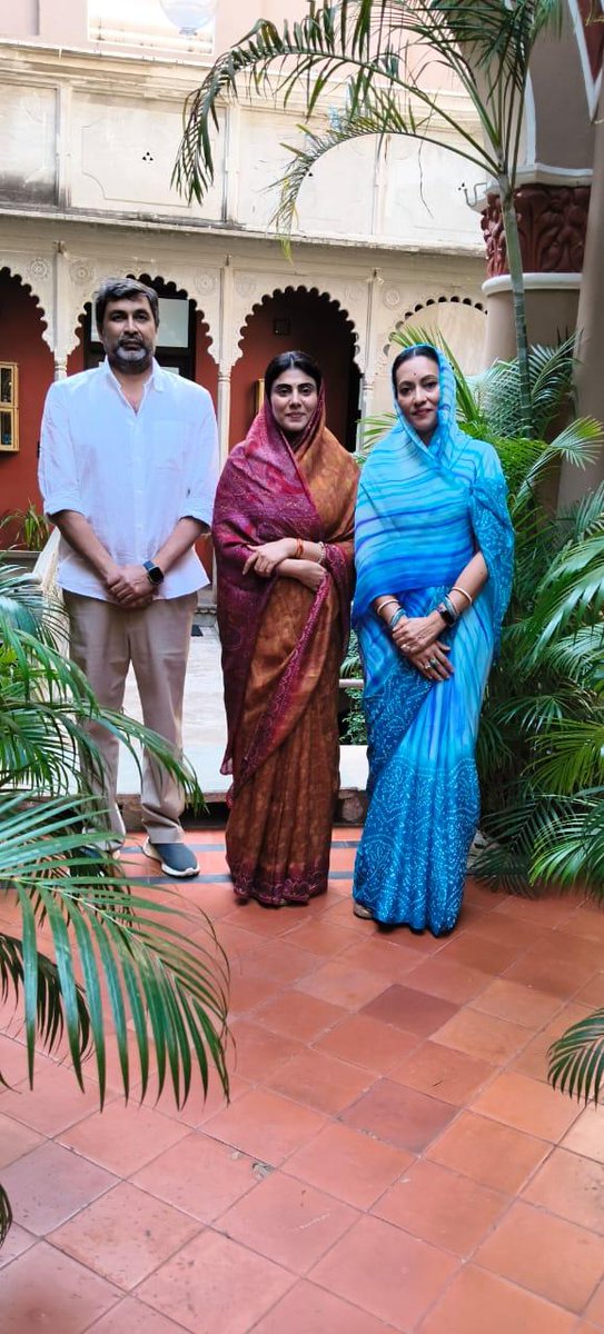 Rivaba4BJP's tweet image. મહીસાગર જિલ્લાનાં પ્રવાસ દરમિયાન સંતરામપુર સ્થિત શ્રી જોરાવર વિલાસ પેલેસ ખાતે મહારાજા શ્રી પરંજ્યાદિત્યસિંહજી પરમાર સાહેબ-સંતરામપુર અને મહારાણી બા સાહેબશ્રી સાથે શુભેચ્છા મુલાકાત કરીને આર્શીવાદ સહ માર્ગદર્શન પ્રાપ્ત કર્યું.