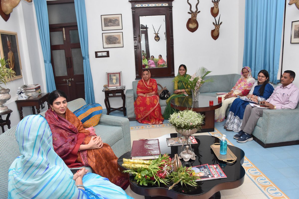 Rivaba4BJP's tweet image. મહીસાગર જિલ્લાનાં પ્રવાસ દરમિયાન સંતરામપુર સ્થિત શ્રી જોરાવર વિલાસ પેલેસ ખાતે મહારાજા શ્રી પરંજ્યાદિત્યસિંહજી પરમાર સાહેબ-સંતરામપુર અને મહારાણી બા સાહેબશ્રી સાથે શુભેચ્છા મુલાકાત કરીને આર્શીવાદ સહ માર્ગદર્શન પ્રાપ્ત કર્યું.