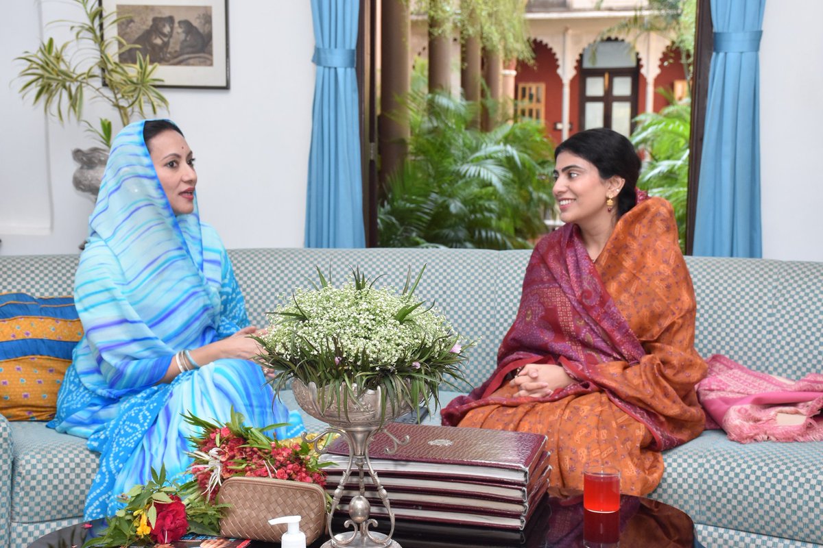 Rivaba4BJP's tweet image. મહીસાગર જિલ્લાનાં પ્રવાસ દરમિયાન સંતરામપુર સ્થિત શ્રી જોરાવર વિલાસ પેલેસ ખાતે મહારાજા શ્રી પરંજ્યાદિત્યસિંહજી પરમાર સાહેબ-સંતરામપુર અને મહારાણી બા સાહેબશ્રી સાથે શુભેચ્છા મુલાકાત કરીને આર્શીવાદ સહ માર્ગદર્શન પ્રાપ્ત કર્યું.