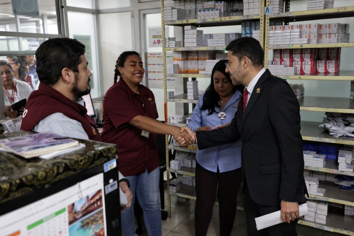 martibatres's tweet image. Estuve en la Clínica de Medicina Familiar “Marina Nacional” del @ISSSTE_mx. Me reuní con las y los derechohabientes, y con las y los trabajadores. Supervisé la Farmacia y recorrí las áreas más importantes. 

Resalto lo que comentó la Directora de esta unidad médica: el programa…