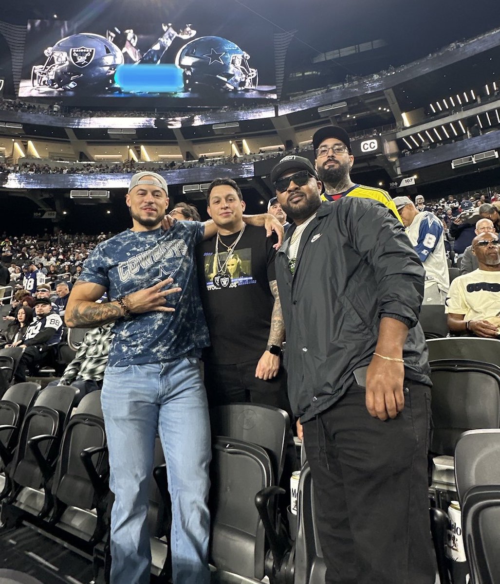 ShaheedFarid's tweet photo. Went to watch George Pickens cook at the Cowboys game with the Day 1s from high school 🏈 Turning and burning brother 😶‍🌫️ God Bless America https://t.co/GI68iYrMPb