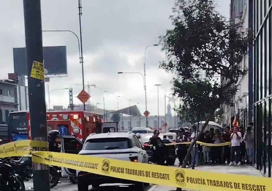 chira_fernandez's tweet image. #ATENCIÓN @josejeriore | En pleno corazón de Lima y en pleno estado de emergencia, se reporta un violento asesinato en la intersección de Grau con Abancay. Un hombre fue acribillado de cinco disparos. 
“Tenemos controlado el crimen”, dijiste hace poco.
Yo me pregunto: ¿de qué…