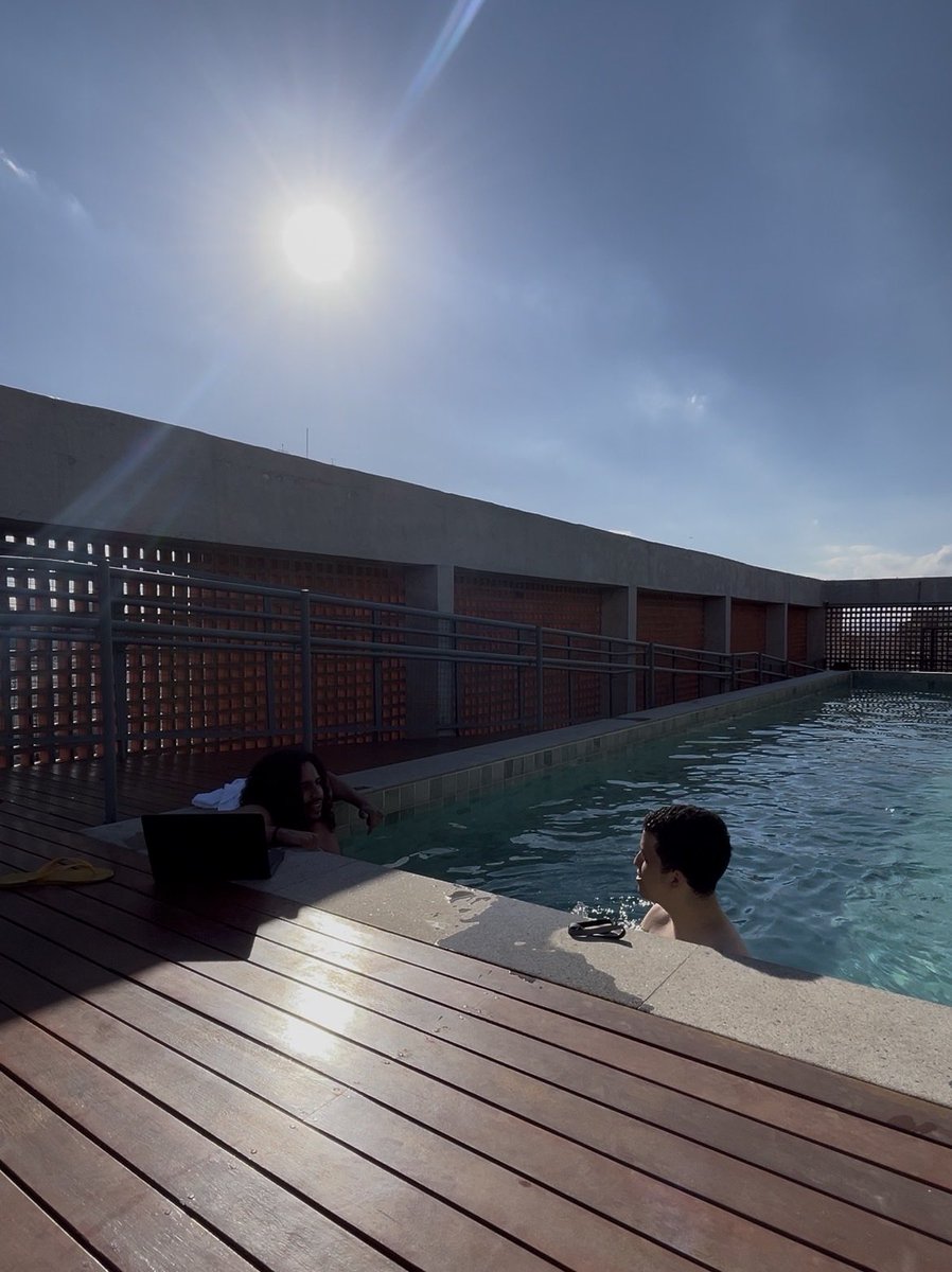 omarcusdev_'s tweet image. eu e o @Anderodev na piscina conversando: 

ander: se a gente fizer x a gente vai ganhar muita grana, vamo fazer hoje

marcus: mas a gente tem y que a gente não fez ainda. A gente tem muita ideia boa mas não conseguimos colocar em prática, será que precisamos contratar mais…