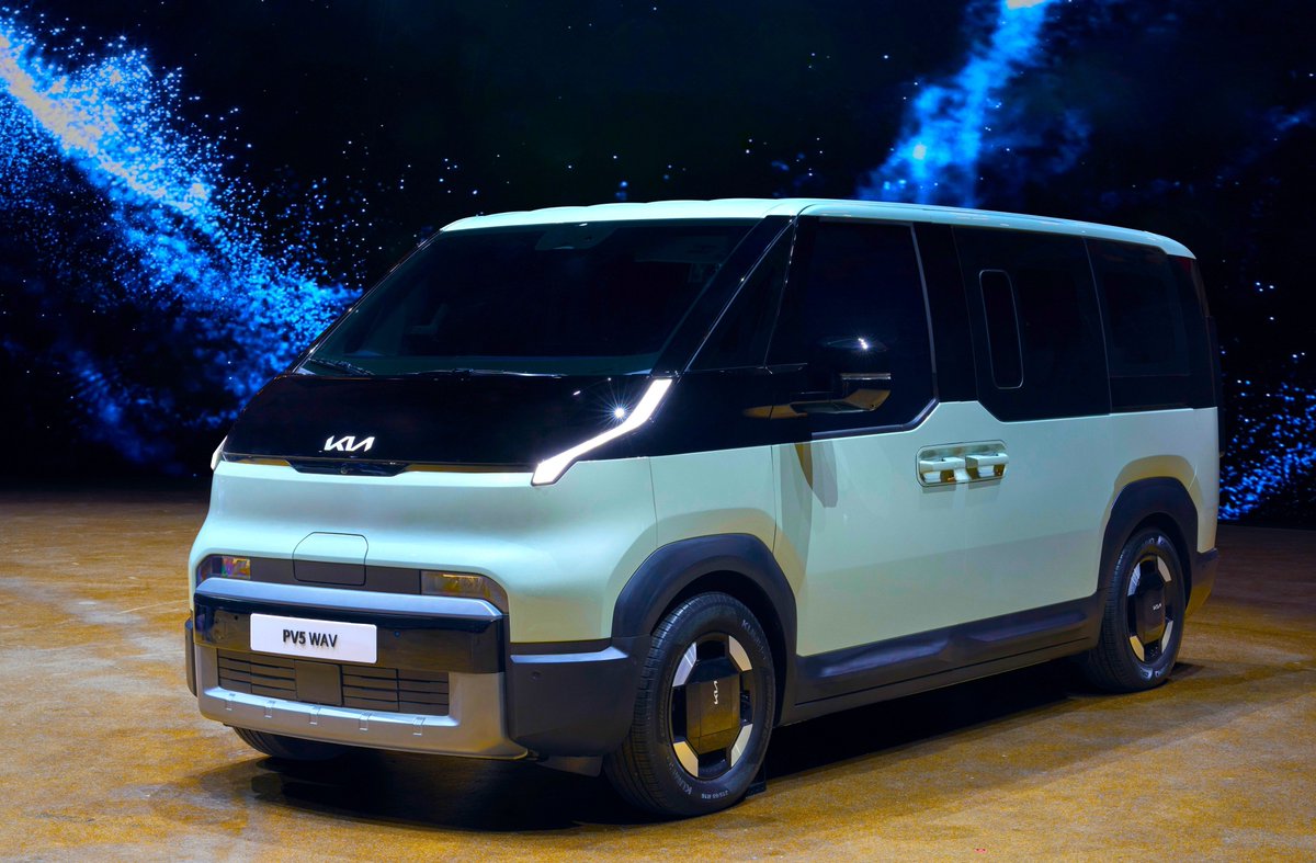𝗕𝗥𝗘𝗔𝗞𝗜𝗡𝗚: Kia wins International Van of the Year 2026 with the fully electric PV5 – the brand’s first IVOTY title. Unanimous vote from the 26-member jury. Farizon SV and Ford E-Transit Courier complete the podium.
#IVOTY #Kia #PV5 #SOLUTRANS2025 #ElectricVans