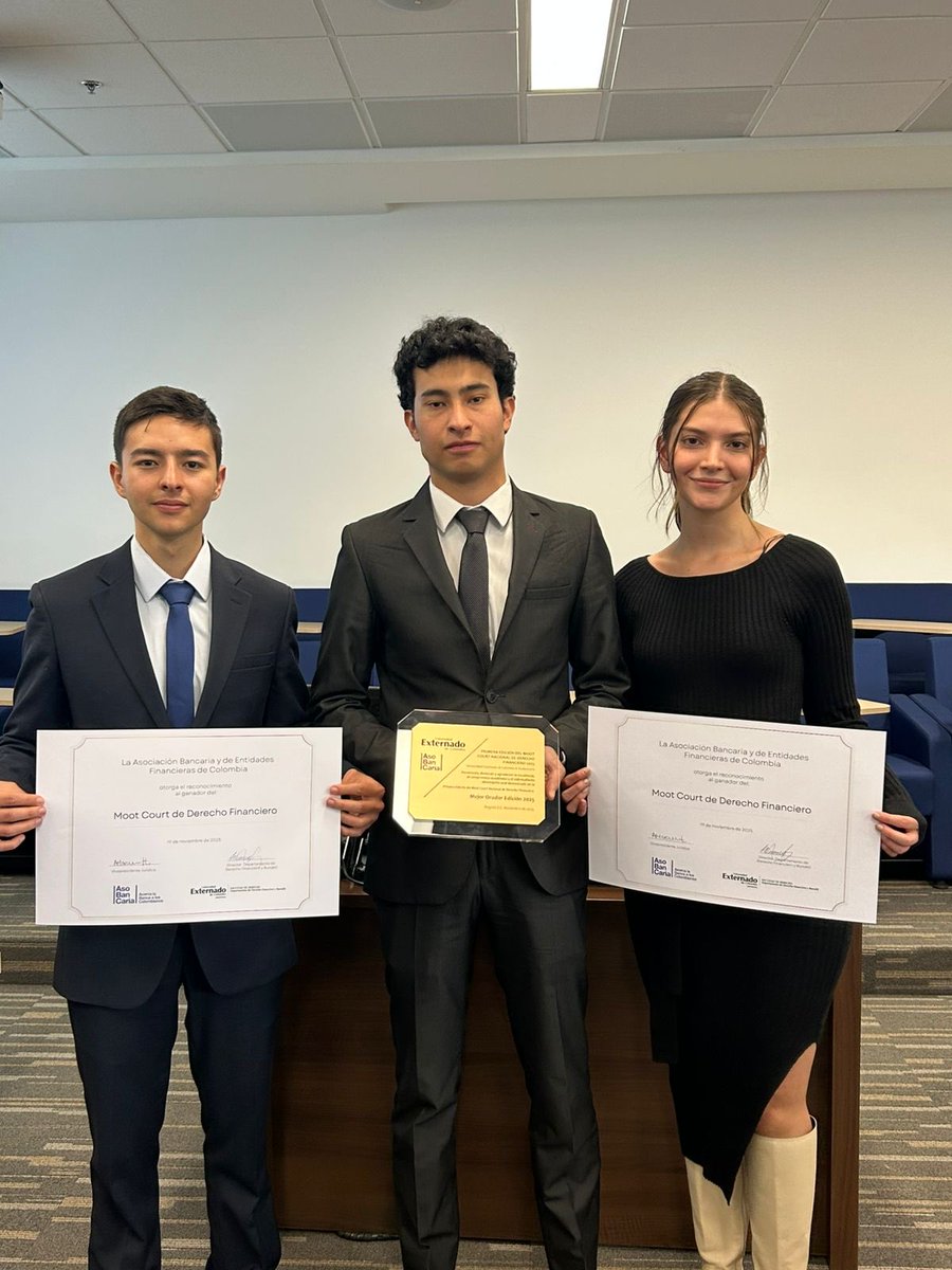 🎉 Felicitamos a nuestro monitor David Santiago Velandia y a los equipos de la Universidad Externado que obtuvieron el primer y tercer lugar en la primera edición del Concurso de Derecho Financiero, organizado por el Departamento de Derecho Financiero y Bursátil y la Asobancaria.