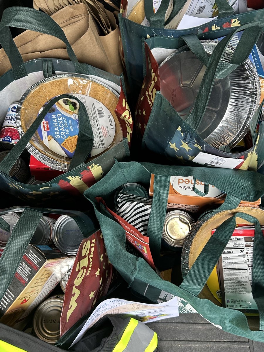 ModularGenius's tweet image. Thanks to our amazing team, we were able to give five families everything they need for a full Thanksgiving meal through the Baltimore Hunger Project! Community matters, and we’re proud to give back. Thank you to Christina Scott for organizing this food drive!