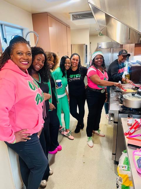 RuoSocialmedia's tweet photo. #aka1908 #akafwr #akaruo
Happy Thanksgiving! Alpha Kappa Alpha Sorority, Inc. Rho Upsilon Omega Chapter gives to those in need in our community! RUO packed 62 baskets with food to feed a family of 8. Providing for those who are in need a little support this Thanksgiving. https://t.co/F0CVVGyRVz