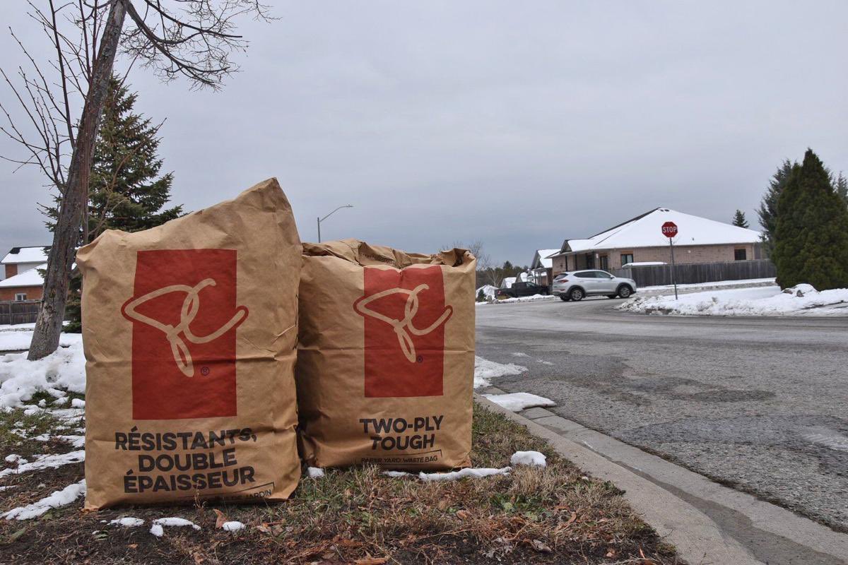 Notice🚨This is to notify yard waste collection delay in Mississauga on Wednesday, November 19, 2025. Residents within the following boundaries may be affected:
 
Matheson Blvd to the north, Dixie Road to the east, Bloor Street to the south, McLaughlin Road/Mavis Road to the west