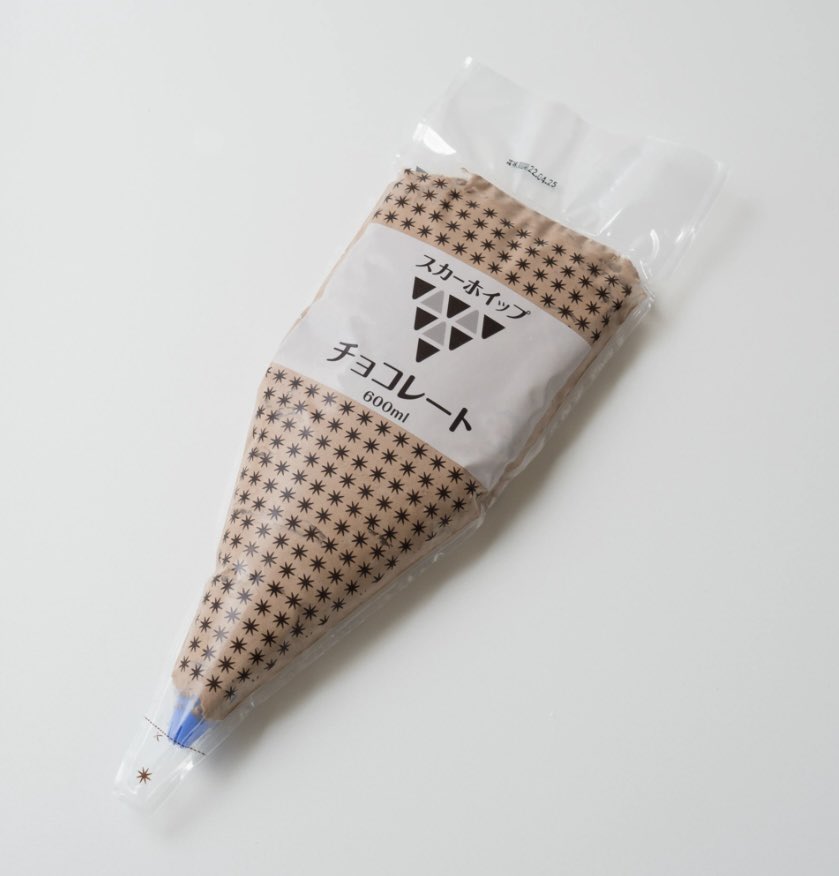 yunopan_'s tweet image. わが家の冷凍庫の一軍にこの子もいる。忙しい朝もこれあるだけでロールパンがご褒美になるんよ。ふわっと軽いのにコクもしっかりあって、甘さ控えめで丁度いい。冷凍庫ストックできてすぐ使えるし、クレープにも良き。コストコや成城石井、市販ホイップいろいろ試したけど、正直マジでこれが優勝👇🏻