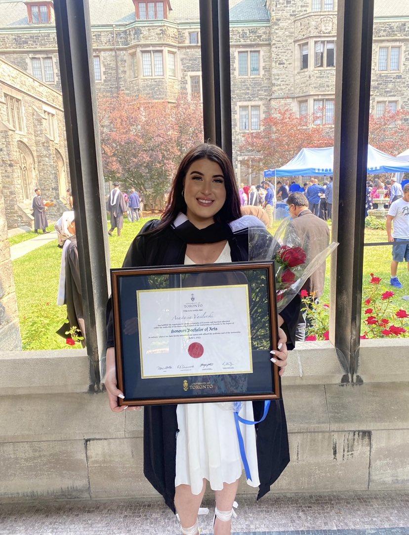 _STASIAV's tweet image. Just look at that degree on that chick 📜