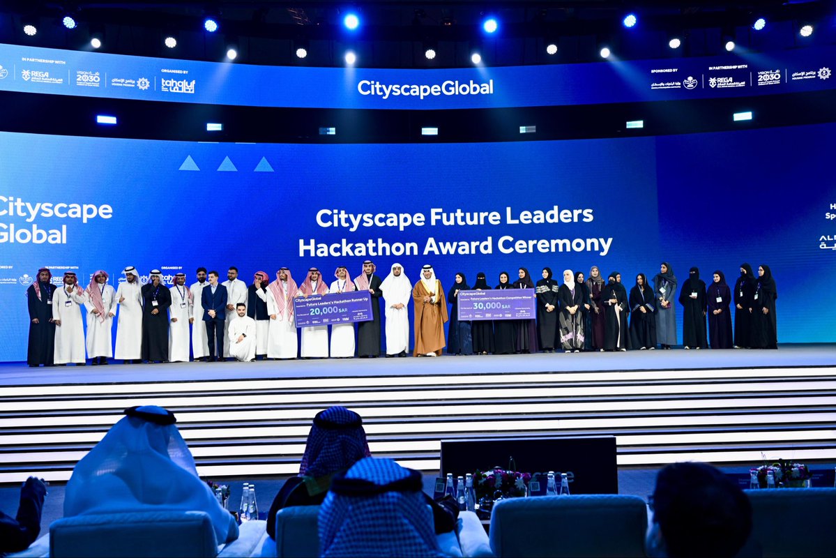 AbdullahK5's tweet image. معالي الوزير ماجد الحقيل ظهر وهو يكرّم الفائزين في هاكثون قادة المستقبل اليوم في سيتي سكيب 

تبدو الرسالة واضحة: منظومة العمل تعتبر الشباب جزءًا أساسيًا من مسار الابتكار وتتعامل معهم كشركاء في التطوير 👍🏼👍🏼

@majedhogail