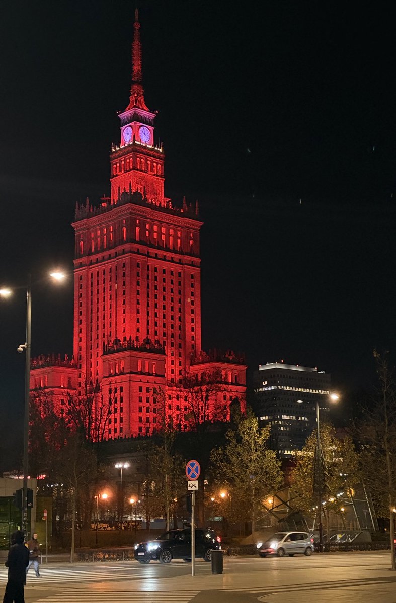 _vasilevski's tweet image. Неяк трывожна  выглядае з гэтай падсветкай