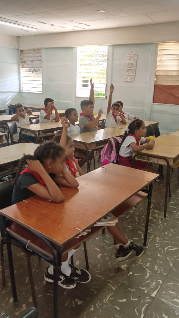 En el Círculo Interés de Telecomunicaciones de la Escuela Primaria Manuel Sanguily Garrite de Santa Cruz del Norte de #Mayabeque, el instructor Abel Llerena Rodríguez forma a las nuevas generaciones. 
Una garantía para el futuro. 
#EtecsaConCuba 
#JuntosPorMayabeque
