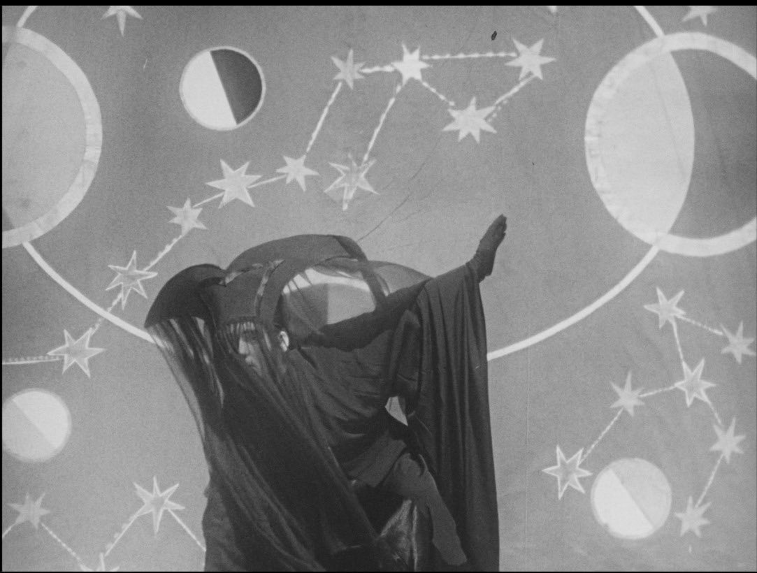 Carlos__Mayoral's tweet image. En esta imagen recién descubierta de Federico García Lorca está todo su mundo: el misterio, la tradición, el surrealismo, la elegancia, el desconcierto, los sentidos, las formas, el arte, la ternura... el duende.