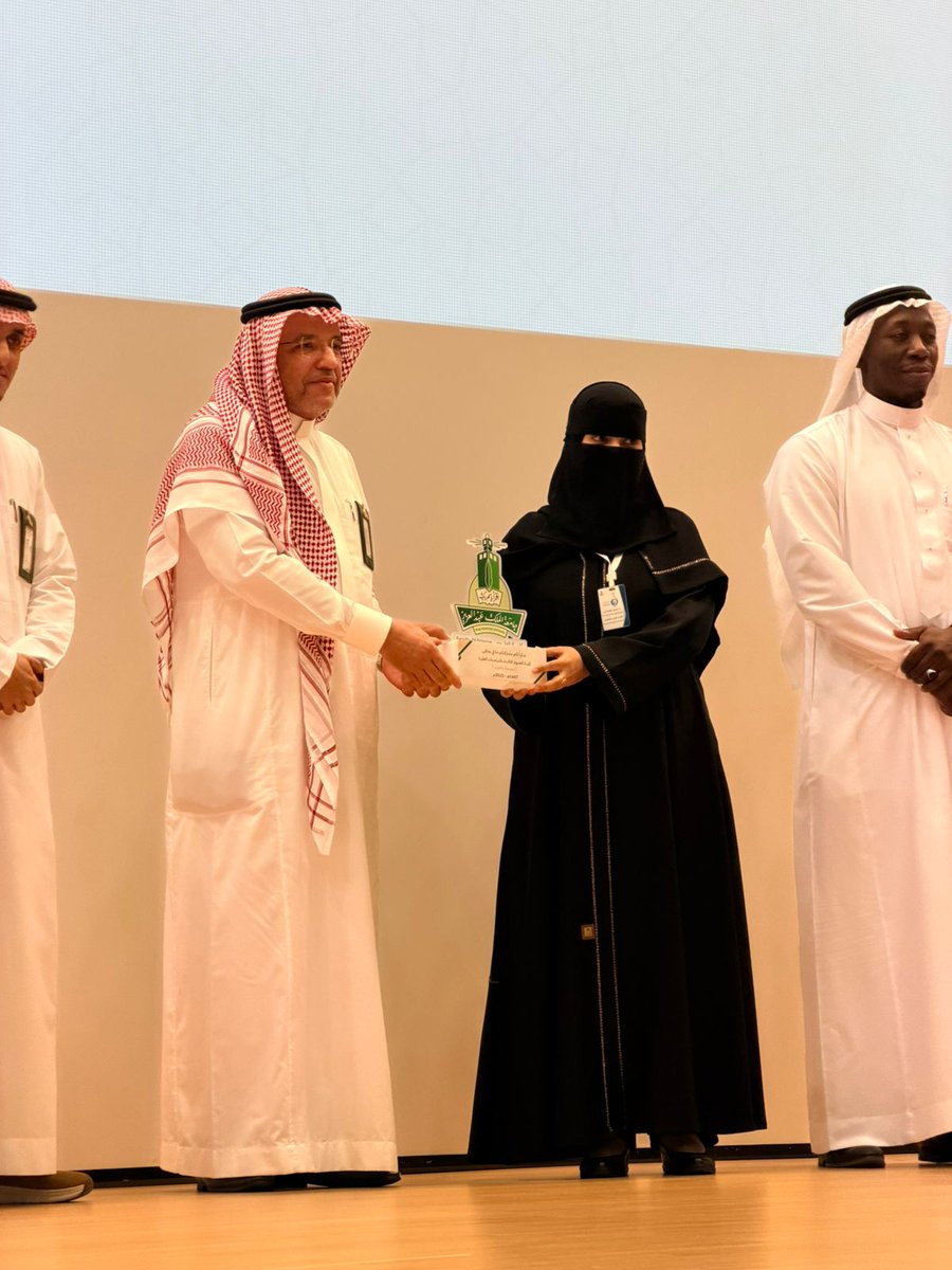 ssmicrokau's tweet photo. قام سعادة نائب رئيس الجامعة للدراسات العليا والبحث العلمي بتكريم سعادة الدكتورة نسرين الجحدلي لتقديمها العرض التعريفي عن المجلة السعودية للمجاهر في ملتقى كلية العلوم الثالث للدراسات العليا.

#KAU 
#كليه_العلوم 
#الدراسات_العليا https://t.co/RZ59kAcF31