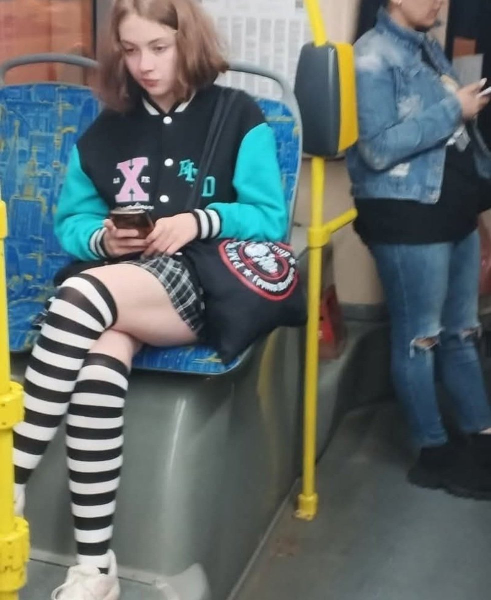 fachopxt's tweet image. Cabou-se, rapaziada. Ontem, após um longo dia de trabalho, eu estava voltando pra casa e avistei essa bela fêmea no trem. Tomei coragem pra conversar e até que eu estava me saindo bem… até que, do nada, chegou um gigachad. Sim, amigos, ele era mais alto do que eu, logo se impôs…