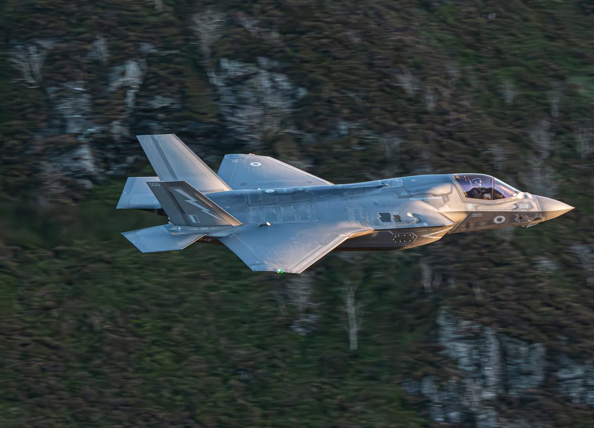 TallGlenn85's tweet image. RAF F-35B Lightnings passing through the Mach Loop in Wales #machloop #raf #f35bLightningII