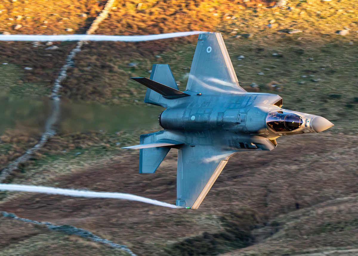 TallGlenn85's tweet image. RAF F-35B Lightnings passing through the Mach Loop in Wales #machloop #raf #f35bLightningII