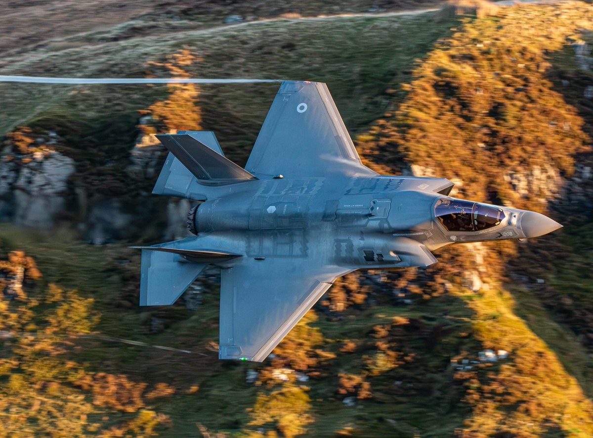 TallGlenn85's tweet image. RAF F-35B Lightnings passing through the Mach Loop in Wales #machloop #raf #f35bLightningII