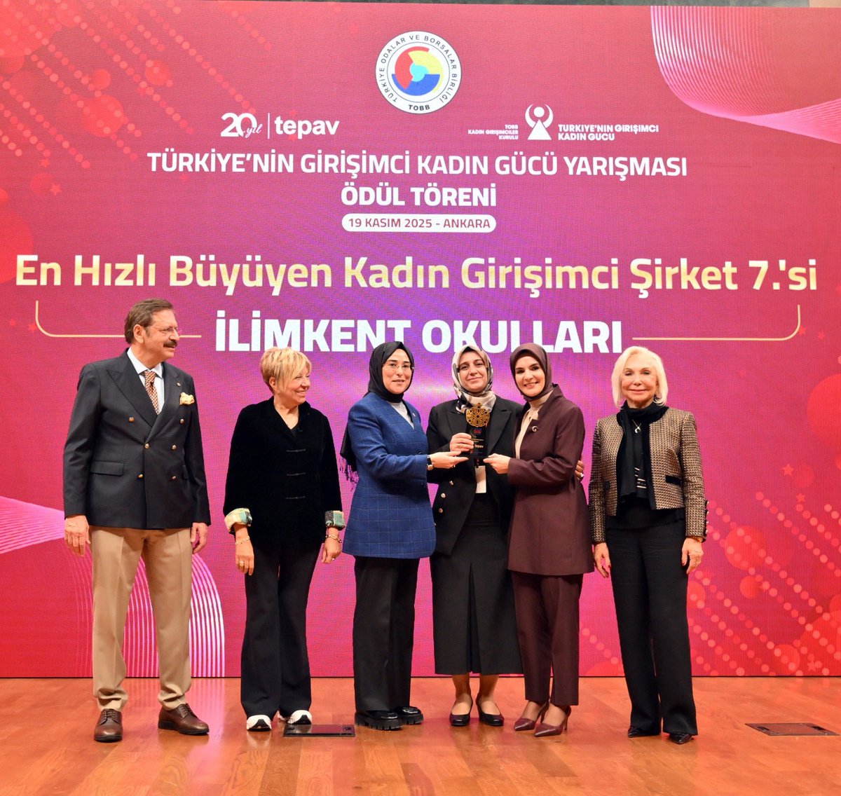 CYAZMAC's tweet image. Aile ve Sosyal Hizmetler Bakanımız Sayın Mahinur Özdemir Göktaş ile İlimkent Okulları&apos;nın sahibi Ayşe Işık&apos;a ödülünü verdik. 

Türkiye Odalar ve Borsalar Birliği Kadın Girişimciler Kurulu ve Türkiye Ekonomi Politikaları Araştırma Vakfı iş birliğinde gerçekleştirilen, Türkiye’nin…