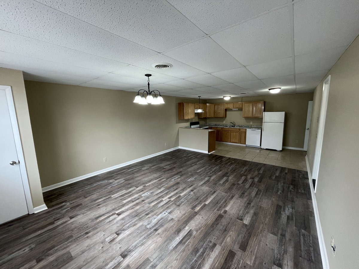 AppleRealtyCo's tweet photo. 🚨 $900/mo 2BR apartment available NOW in Bristol TN Water + trash included, washer/dryer hookups, great location off Hwy 126 https://t.co/vm1p3ceHRi

#TriCitiesTN #ForRent https://t.co/wxcAUPWes1