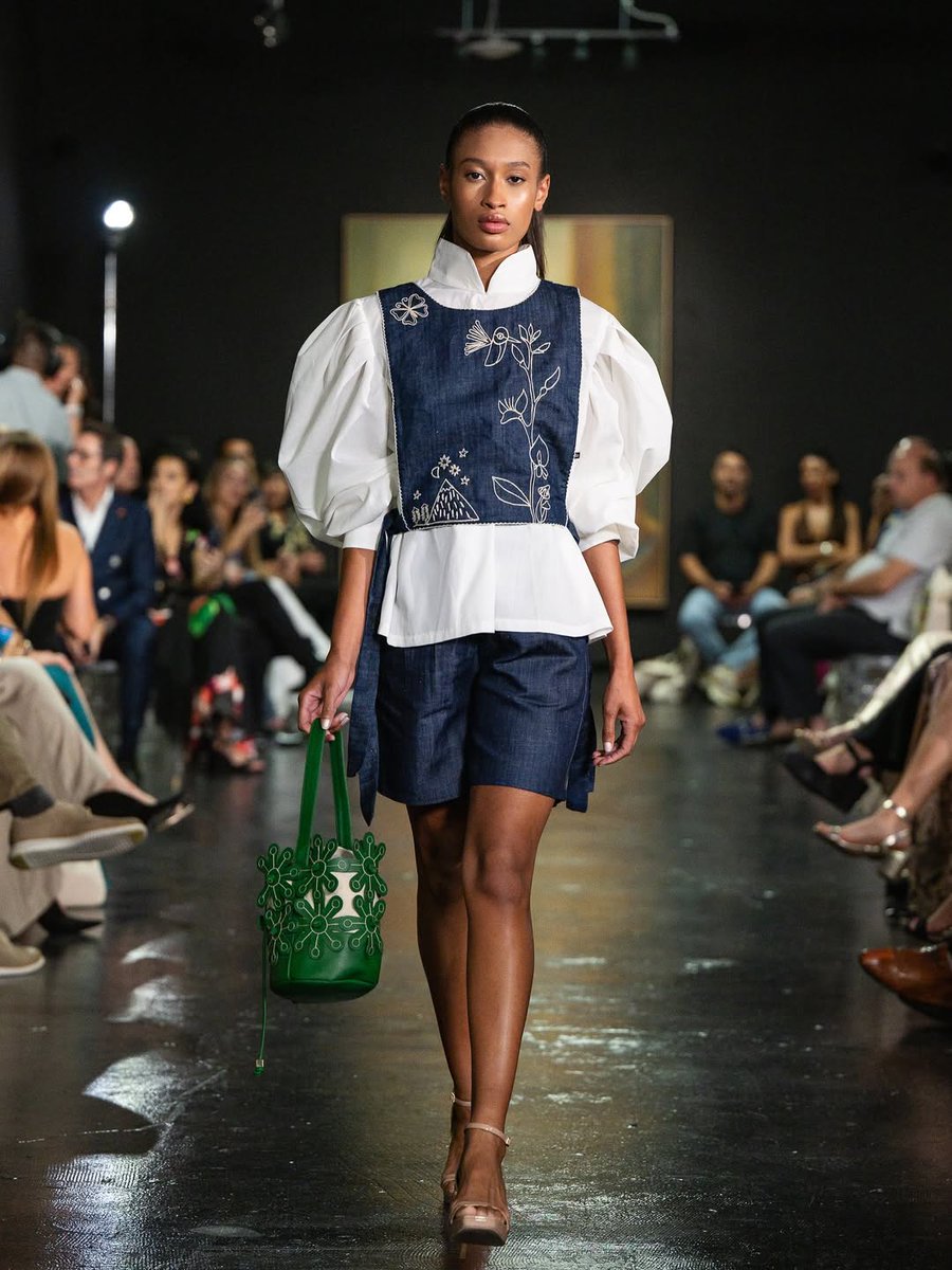 PeruMODA's tweet image. Perú consolida su presencia en espacios internacionales de moda y cultura. 🌍🇵🇪
En Gary Nader Art Centre de Miami, #Agustina inauguró el evento donde la moda se integró con obras icónicas de Picasso y Botero.
Créditos: Las Polleras de Agustina
#PeruModaDeco