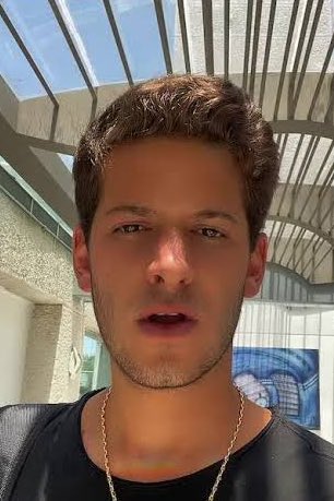 Hay algo que me molesta mucho del contrato de <a href="/EdsonAndradeL/">Edson Andrade</a>:

A mi amigo <a href="/MDesamaniego/">Miguel De Samaniego</a> le pagaban 18 mil al mes. A Edson 175 mil. Le vieron la cara a mi hermano.

Miguel, no te dejes humillar.