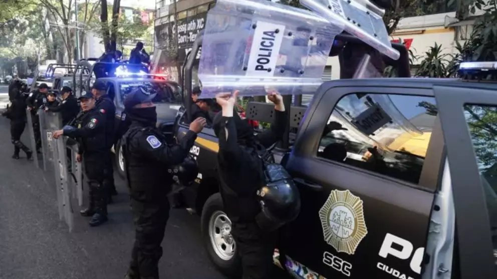 La Comisión Iberoamericana de Derechos Humanos para el Desarrollo de las Américas presentó una denuncia formal ante la #FGR contra elementos de la policía de la #CDMX

Los acusa de presuntos actos de tortura, tratos crueles, inhumanos y degradantes durante la marcha de la
