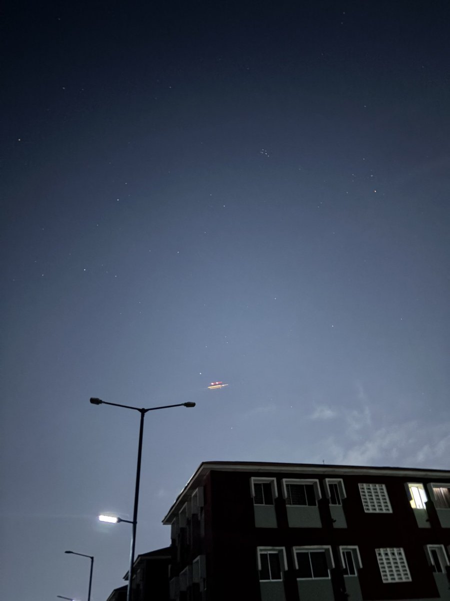 Mayor_sam9's tweet image. I often watch airplanes passing over my roof or during my night walks. This time, my camera captured one that looks just like a starship’s 🚀  @elonmusk