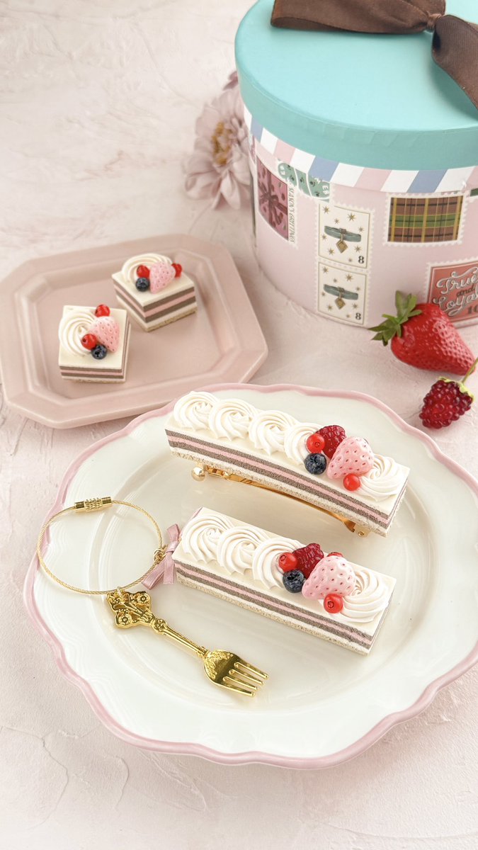 Amy_Infomation's tweet photo. おはようございます🍓

白いちごは種を描いてピンクのグラデーションを一つ一つこだわっています✨
クリームも白ではなくモカクリームをイメージしています🫶

今日も１日頑張りましょ〜〜💪 https://t.co/nSGnTZ2QrO
