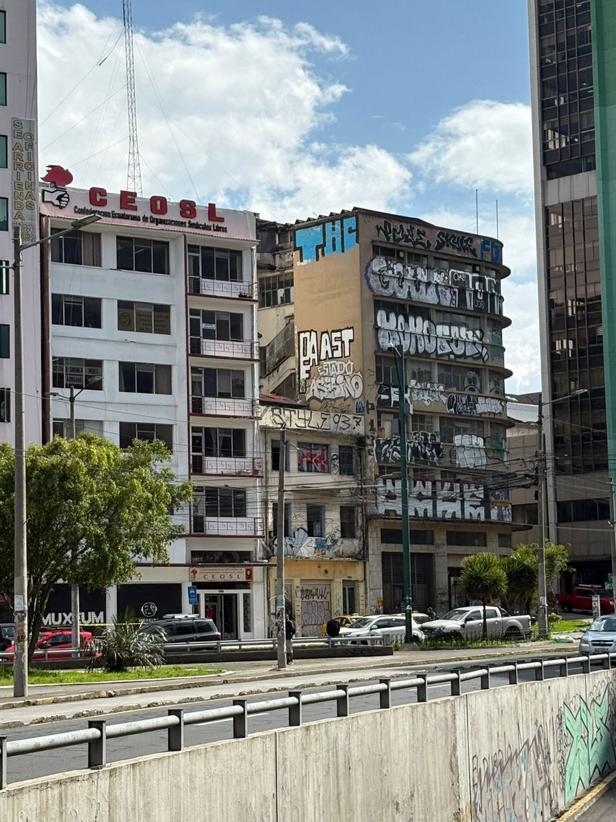 WilsonMerinoR's tweet image. Es tristísimo ver a miles de jóvenes quiteños sin empleo, sin vivienda propia, sin fuerzas para construir una familia y sin ninguna esperanza de futuro, mientras el @MunicipioQuito RECORTA 13% la inversión y SUBE 4% la burocracia.  

Gasta cientos de miles en #chanchopillo y muy…