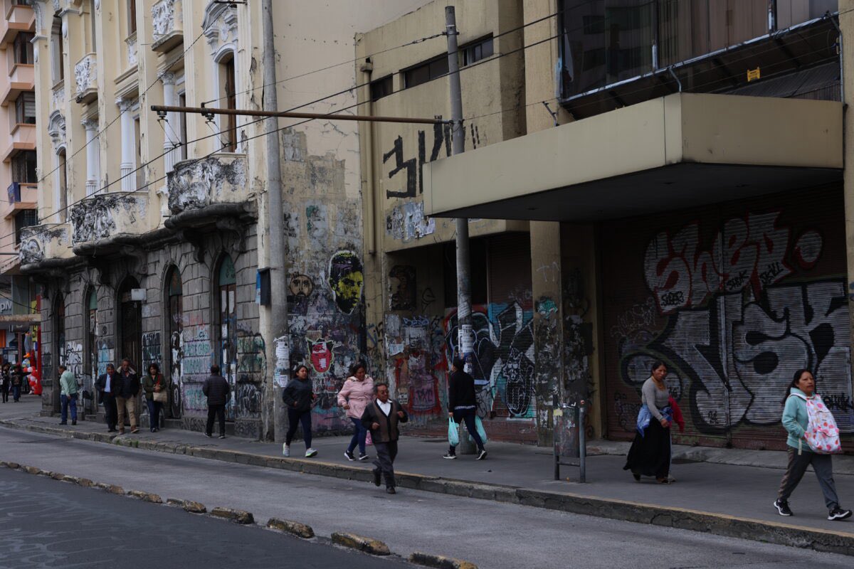 WilsonMerinoR's tweet image. Es tristísimo ver a miles de jóvenes quiteños sin empleo, sin vivienda propia, sin fuerzas para construir una familia y sin ninguna esperanza de futuro, mientras el @MunicipioQuito RECORTA 13% la inversión y SUBE 4% la burocracia.  

Gasta cientos de miles en #chanchopillo y muy…