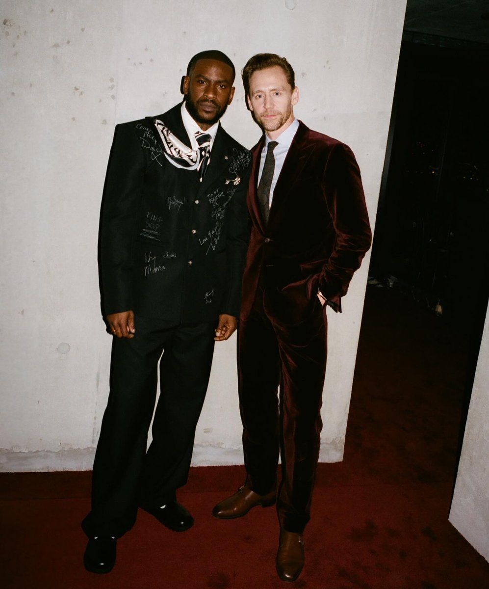 bestoftwh's tweet photo. 📸| Tom Hiddleston with British rapper Skepta. https://t.co/UZIl4M3UPU