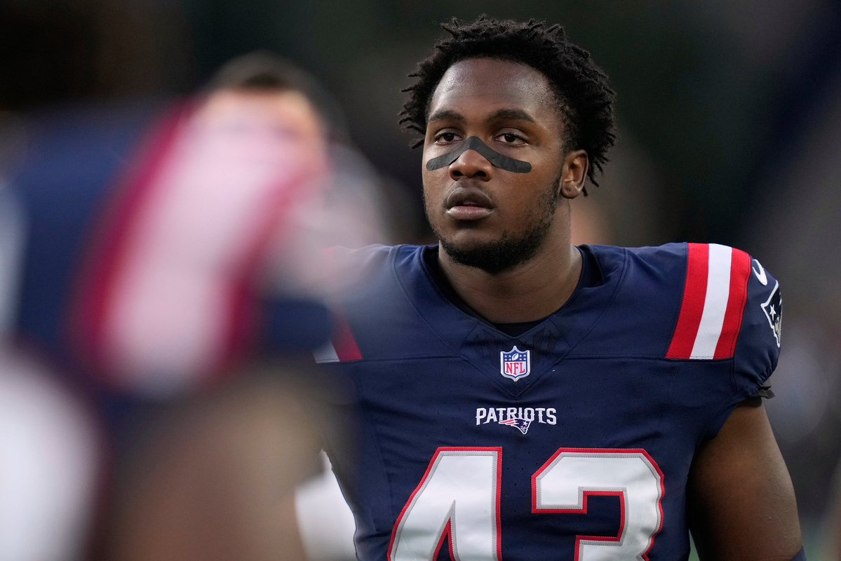 LosTalksPats's tweet image. #Patriots rookie OLB Bradyn Swinson received 53-man roster spot offers from multiple teams, including the Bills, but Swinson chose to remain in New England, per @ByMarkDaniels.

“These are guys that took a chance on me… this is a home for me, and I feel like I can grow here.”