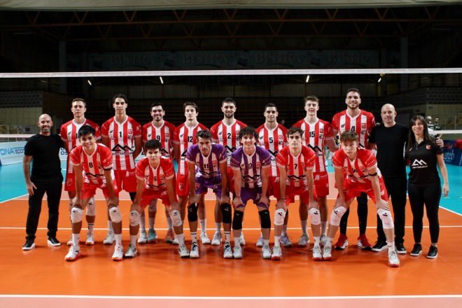 𝐅𝐈𝐍𝐀𝐋 𝐃𝐄 𝐏𝐀𝐑𝐓𝐈𝐓 | #CEVchallengeCupM 🇪🇺

Ens acomiadam d’Europa amb orgull.
❌  No ha pogut ser a Zagreb, però ens enduim una experiència que ens farà més forts per tot el que ve. 

➙ 3-1 [25-16, 25-20, 16-25, 25-19] 

🆕 voleimanacor.club/el-conectabale…