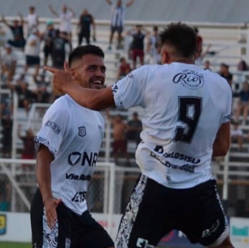 BrunoLarocca12's tweet image. #IndependienteRivadavia ejecutará la opción de compra por Maximiliano Amarfil 🔵

La Lepra adquirirá el 70% del pase por 320 mil dólares, cifra que lo convertirá en la venta más cara de la historia de Cipolletti.