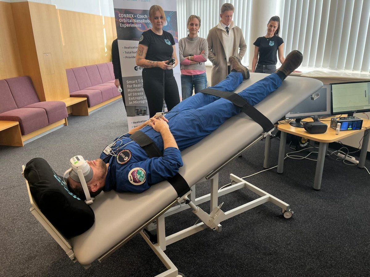 Astronaut Aleš Svoboda si v Ostravě vyzkoušel speciální chytré tričko. „Během celé mise bude mít astronaut na sobě tričko, kterým získáme poměrně cenný datový vzorek, který v tuhle chvíli celosvětově neexistuje,“ říká děkan na VŠB Radek Martinek.
irozhl.as/yBA