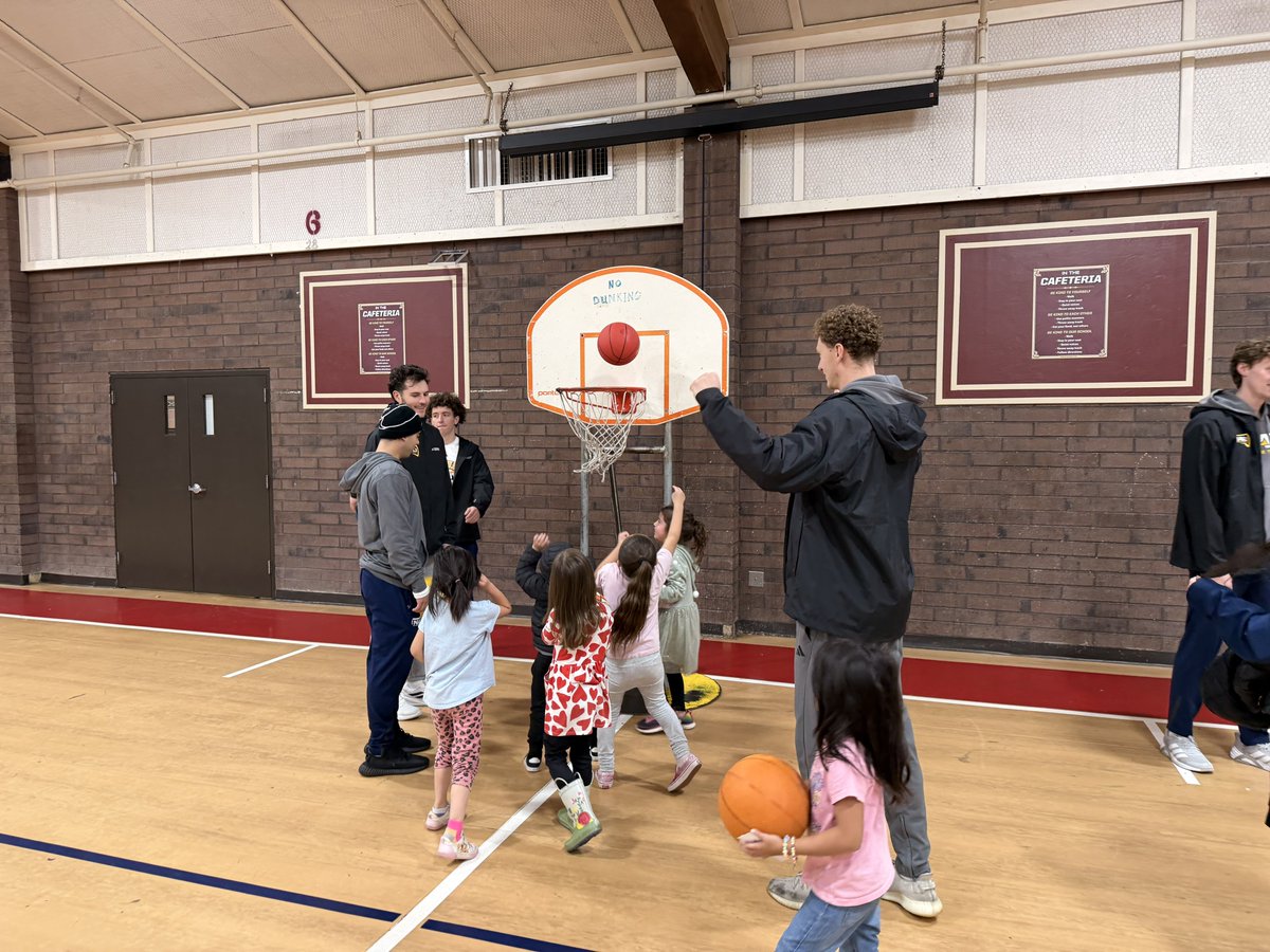 Enjoyed our day at Knoles Elementary School today, visiting a kindergarten class and playing some hoops!

#RaiseTheFlag