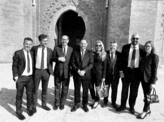 Que lo menos grave de esta foto sea que haya una prostituta pagada con fondos públicos formando parte de una delegación oficial del Gobierno de España explica a la perfección el momento histórico que vivimos.